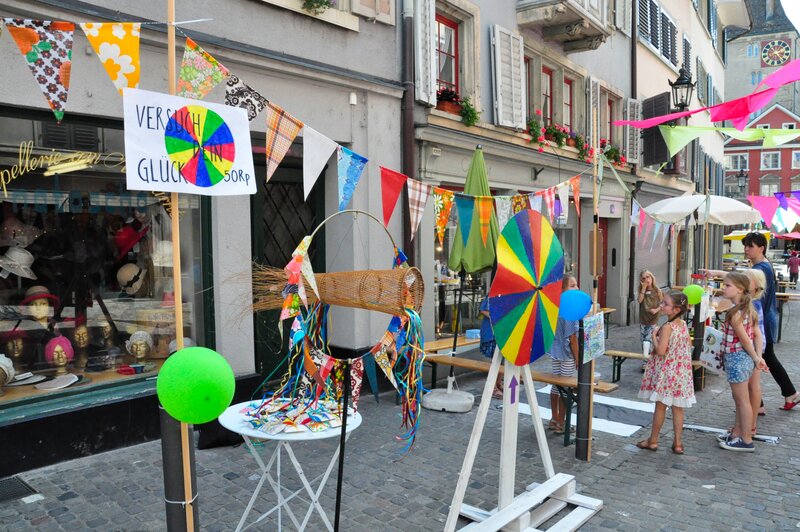 Vorbereitungen für das Kinderfest am Neumarkt am Sa 29. August